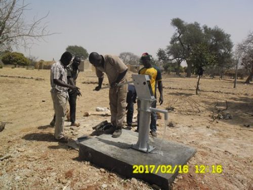 der Brunnen in Mouni ist fertiggestellt